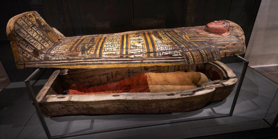 Uno dei sarcofagi della collezione